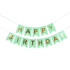 Decoración de bandera con la frase 'HAPPY BIRTHDAY' en letras doradas sobre un fondo verde claro.