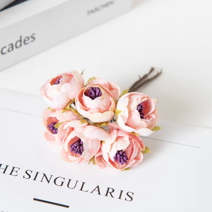 Eine Ansammlung rosa und lila Kunstseidenrosen als Girlande für Hochzeiten und Home-Dekoration.