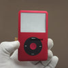 Une main tient un kit de réparation de face avant d'un iPod Classic rouge avec un bouton et un écran circulaires.