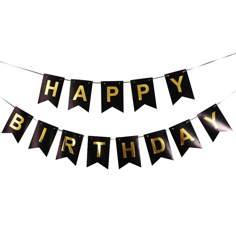 Decoración de banner que deletrea 'HAPPY BIRTHDAY' hecho de banderas chapadas en oro.