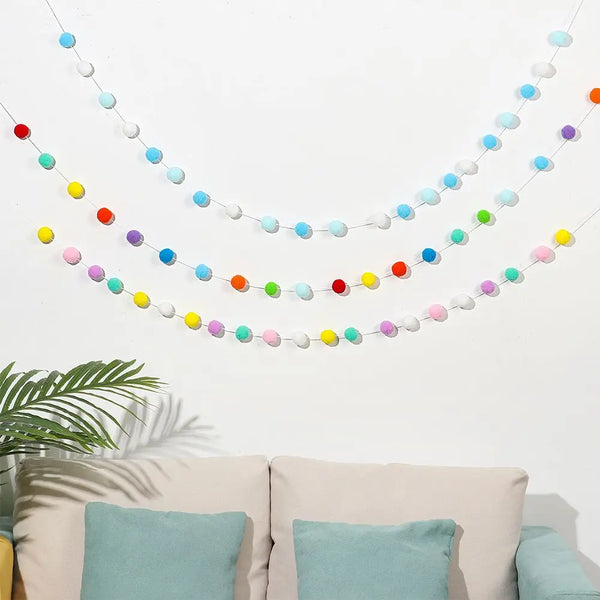 Buntes Filzball-Girlande mit Pastell- und leuchtenden Kugeln zum Home-Dekor