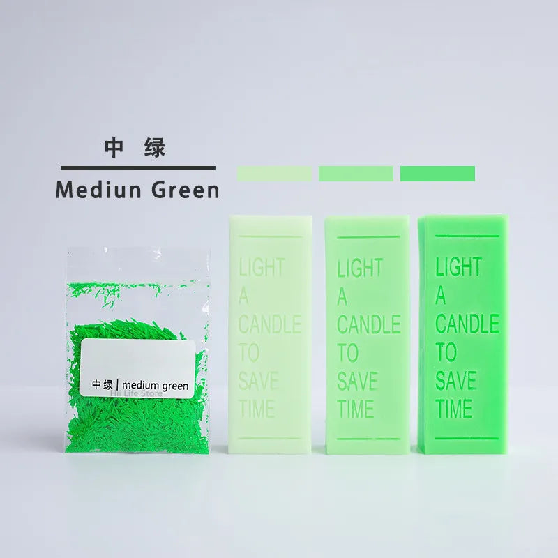 A set of medium green eco-friendly soy candle dye colorants in glass vials and a corresponding color swatch.