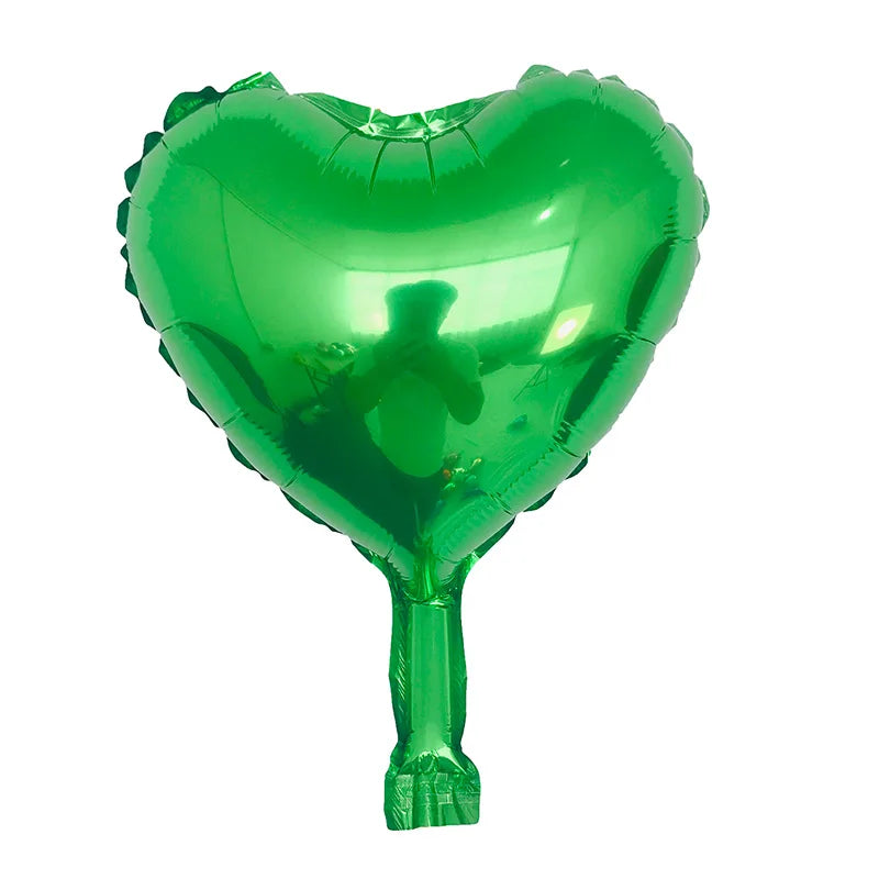 Ein einzelner leuchtend grüner herzförmiger Folienballon mit Stiel.