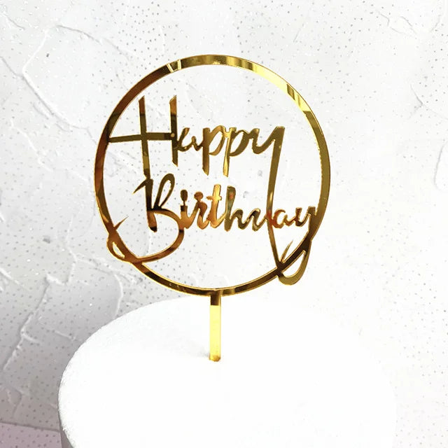 قالب كعكة أبيض مع عبارة عيد ميلاد سعيد من الأكريليك الذهبي.