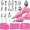 Un juego de boquillas para decorar pasteles de acero inoxidable y una espátula de silicona rosa para glasear.