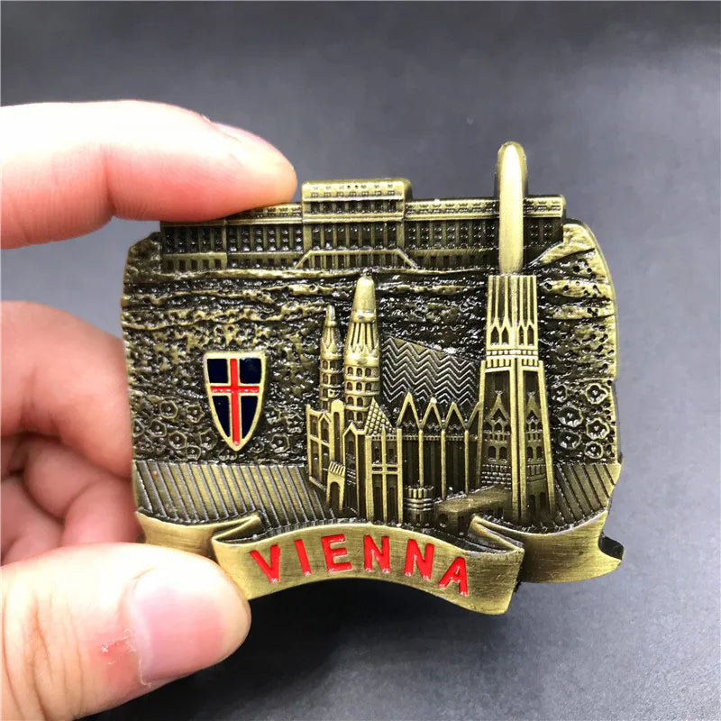 Aimant réfrigérateur décoratif en métal avec la silhouette de la ville de Vienne et le mot VIENNA.