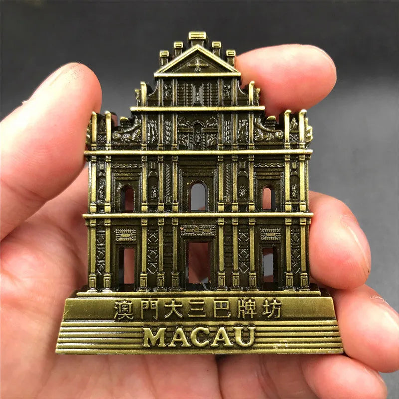 Aimant de réfrigérateur décoratif en métal avec une façade architecturale et le mot MACAU.