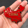 Aimant réfrigérateur rouge en métal en forme de la carte de la Chine avec des noms de villes marqués.