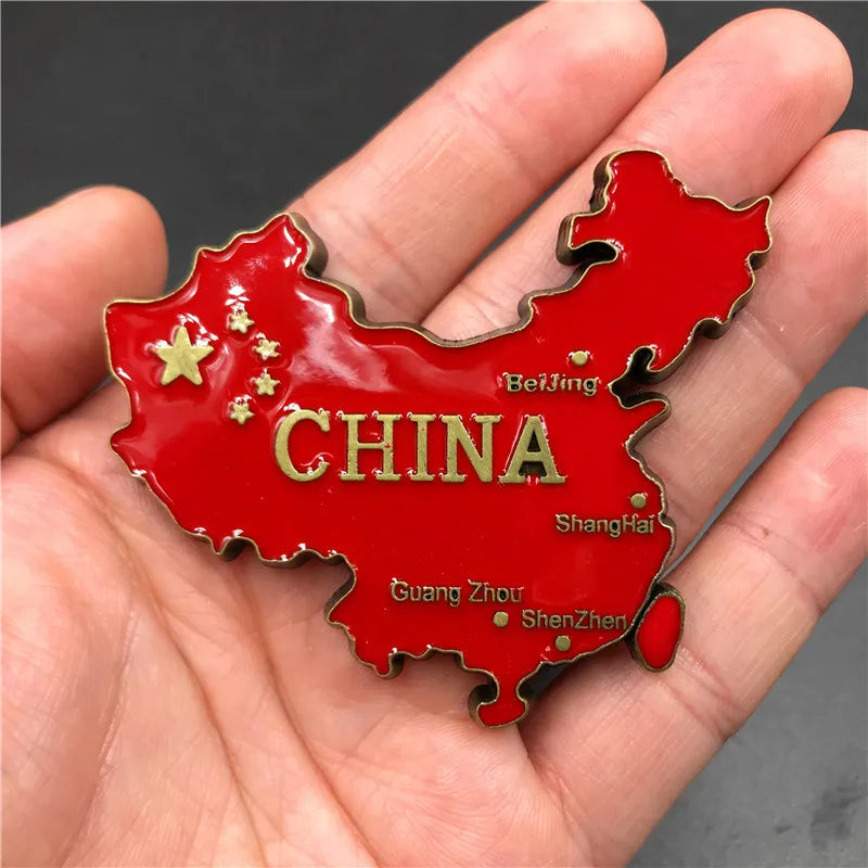 Aimant réfrigérateur rouge en métal en forme de la carte de la Chine avec des noms de villes marqués.