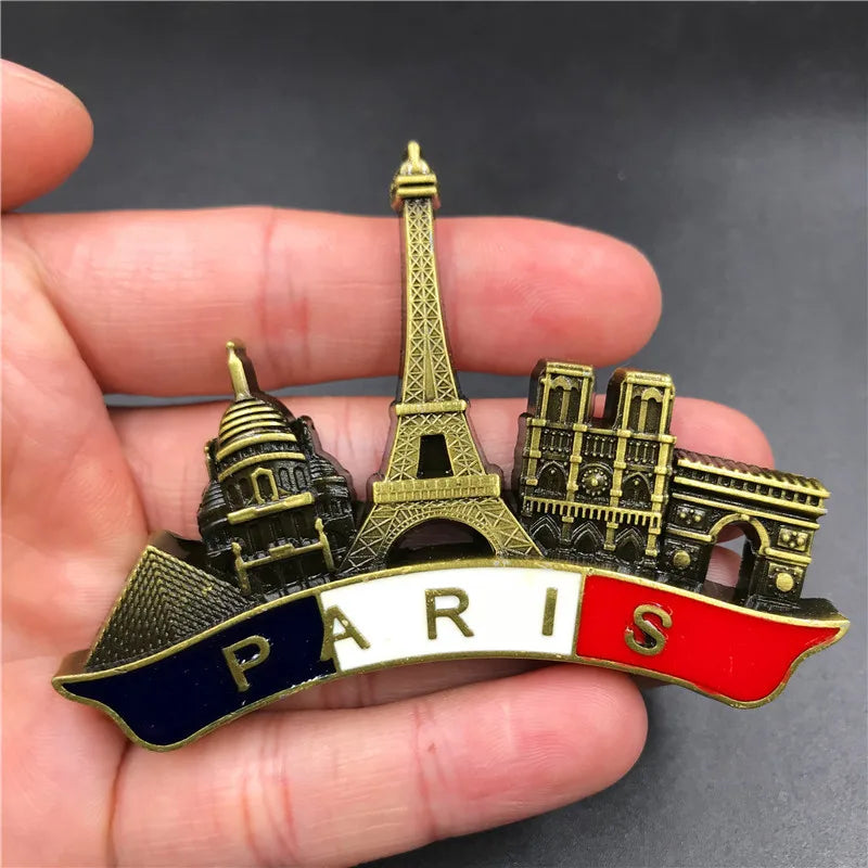 Aimants de réfrigérateur décoratifs avec la Tour Eiffel et Notre-Dame sur fond rayé