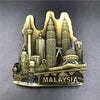 Aimant réfrigérateur décoratif en métal avec la silhouette de la skyline de Kuala Lumpur et le mot MALAYSIA gravé