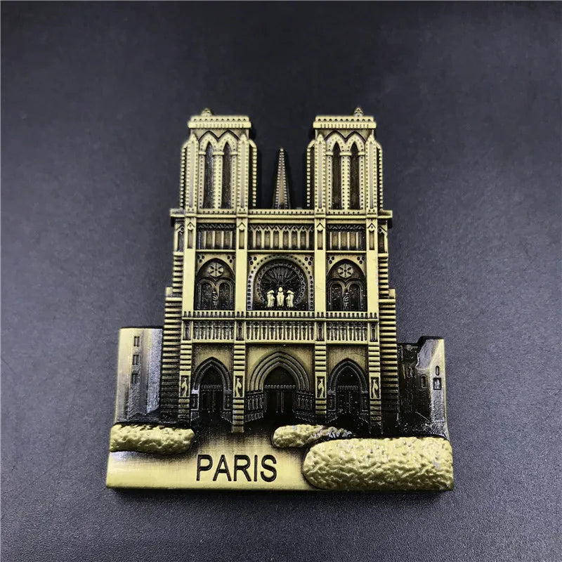 Aimants de réfrigérateur décoratifs en métal représentant la façade d'un bâtiment parisien.