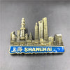 Aimant réfrigérateur décoratif avec un skyline de gratte-ciels de Shanghai en or et bleu.
