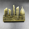 Un ensemble de aimants de réfrigérateur décoratifs en métal représentant le skyline de Dubaï.