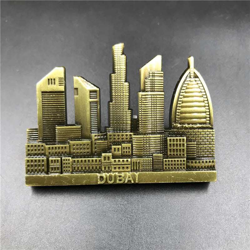 Un ensemble de aimants de réfrigérateur décoratifs en métal représentant le skyline de Dubaï.