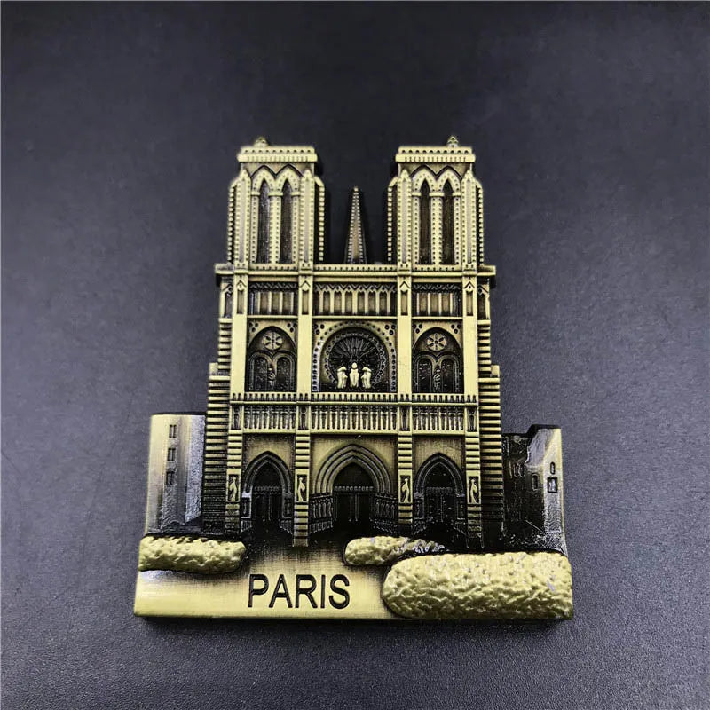 Aimants de réfrigérateur décoratifs en métal représentant la façade d'un bâtiment parisien.