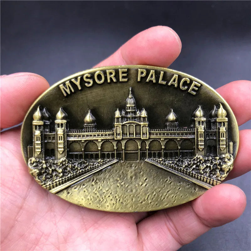 Aimant réfrigérateur en bronze rond avec le palais de Mysore et une représentation architecturale.