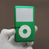 Une main tient un kit de réparation de face pour iPod Classic vert avec un écran et des boutons de menu blancs.