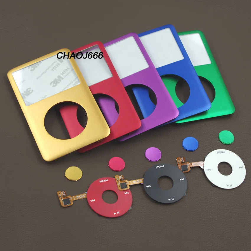 Collection de faceplates et kits de réparation iPod Classic colorés sur une surface marron.