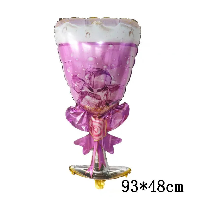 Un globo transparente lleno de líquido rosa y brillantina, con forma de oso, con decoración de globo de papel dorado.