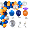 Collection de ballons colorés dans diverses nuances, y compris orange, jaune, bleu et argent, avec accessoires.