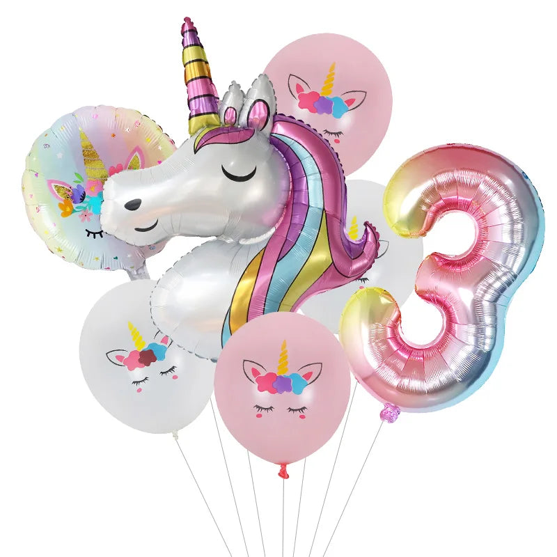 Un amas de ballons en papier d'or roses, violets et arc-en-ciel en forme de chiffre trois.