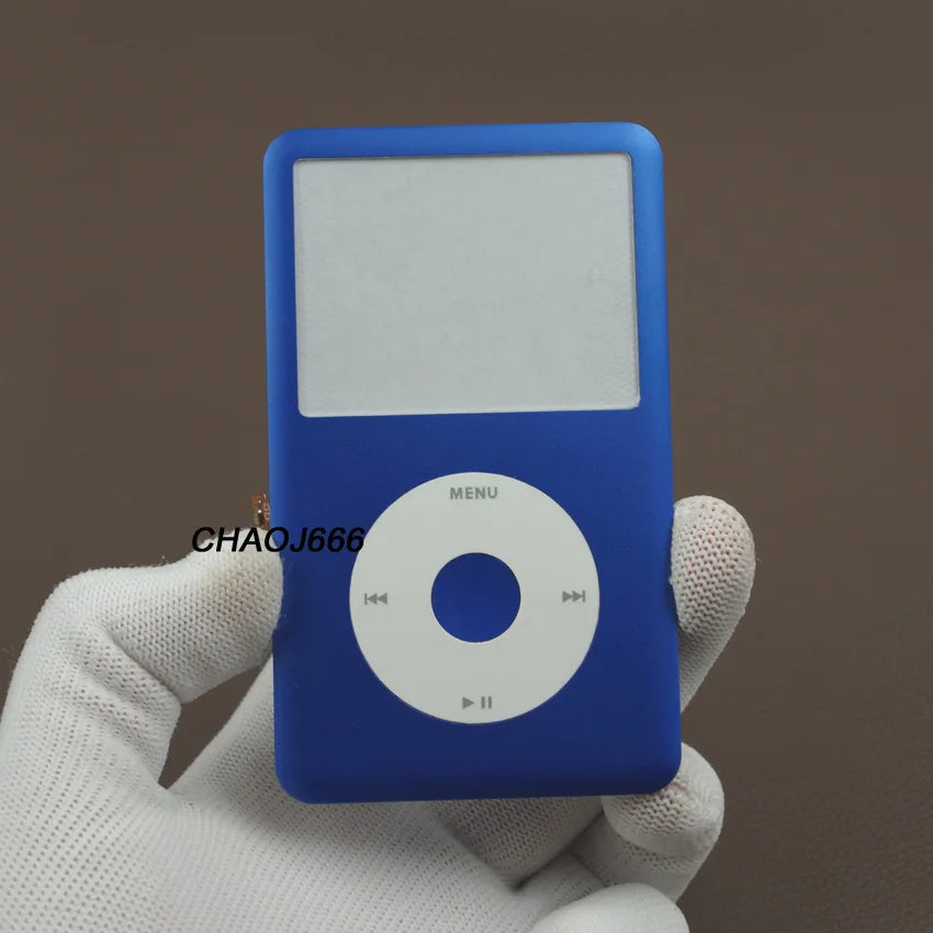 Une main tient un appareil électronique bleu avec un écran blanc et une interface bouton circulaire.