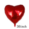 Un globo de lámina rojo en forma de corazón brillante.