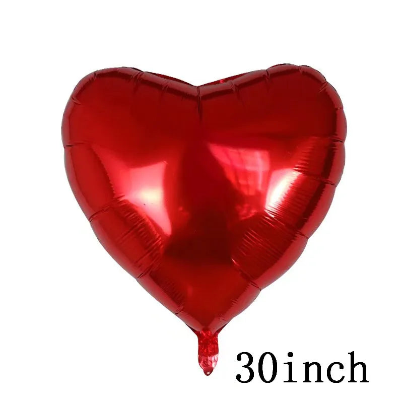 Un globo de lámina rojo en forma de corazón brillante.