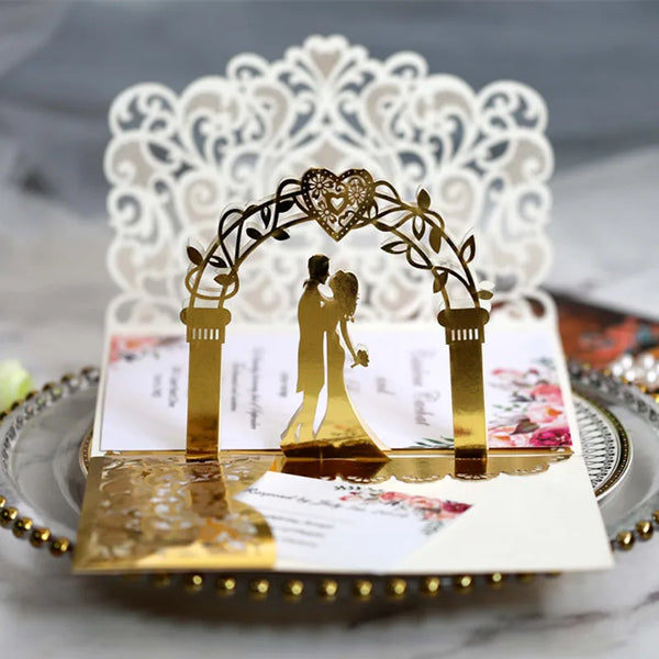 Invitaciones de boda con perlas doradas cortadas por láser, presentando un arco dorado y un fondo de encaje blanco