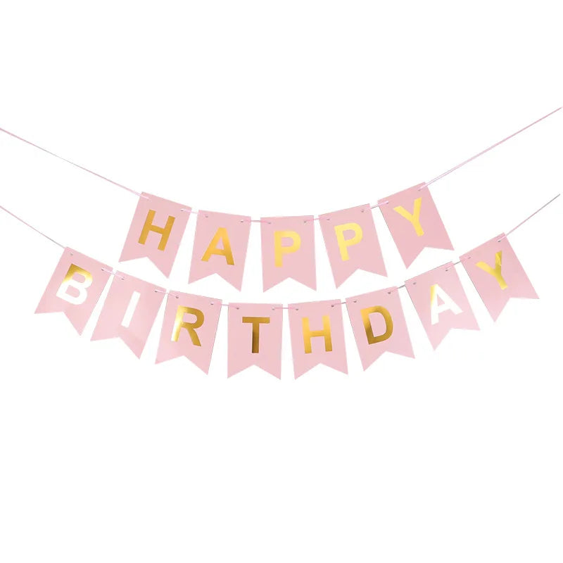 Decoración de banner con la frase 'HAPPY BIRTHDAY' hecha de banderas chapadas en oro.
