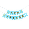Decoración de bandera con la frase 'HAPPY BIRTHDAY' en colores dorado y azul claro.