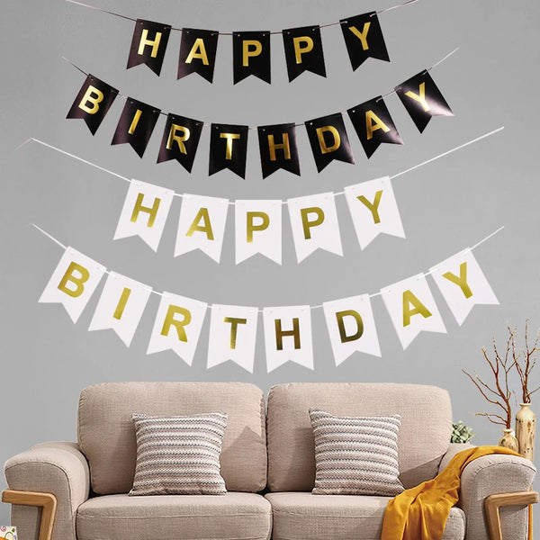 Decoración de banner con banderas negras y doradas que deletrean 'Feliz Cumpleaños'