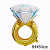 Globo en forma de diamante transparente con base de anillo dorado y globo de osito de amor rojo.