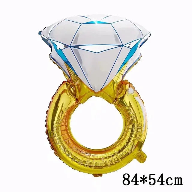 Globo en forma de diamante transparente con base de anillo dorado y globo de osito de amor rojo.