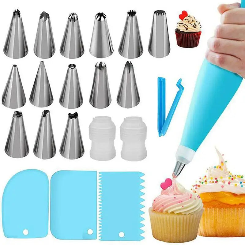 Un juego de boquillas para decorar pasteles de acero inoxidable y una espátula azul, junto a un cupcake y tapetes de silicona