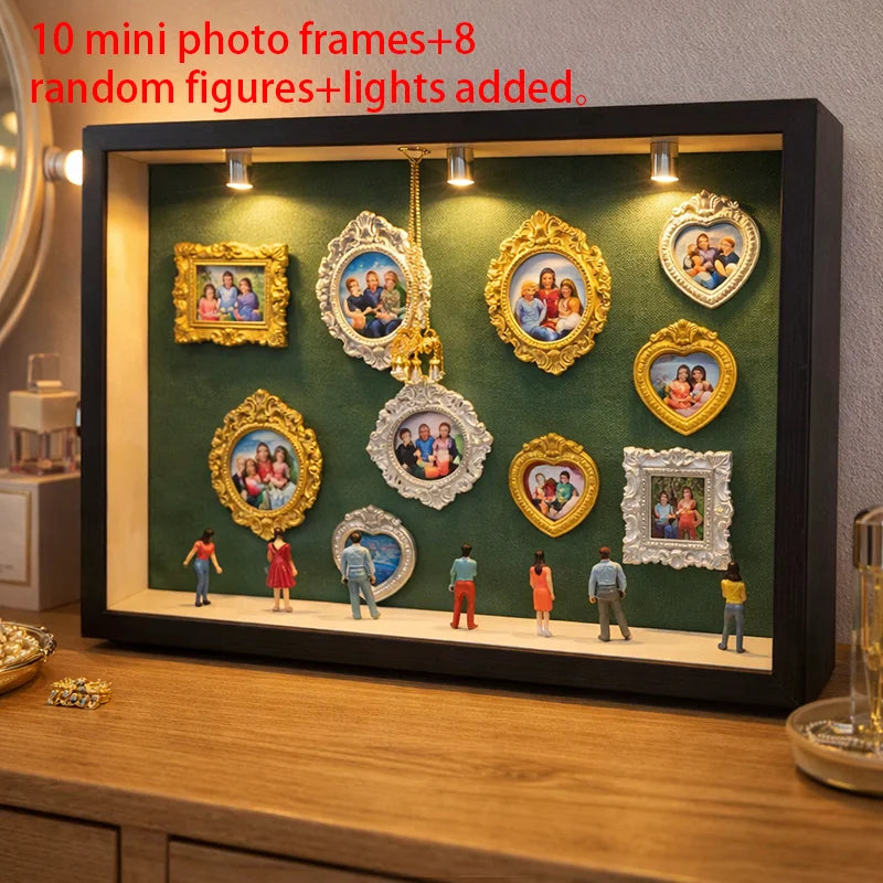 Präsentationsbox mit zehn Mini-Fotoframes, acht zufälligen Figuren und Lichtern vor grünem Hintergrund.