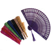 Collection de grands éventails pliants en bois élégants de différentes couleurs, y compris violet et vert, exposés à côté d'u