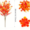 Künstliche orange Sträucher mit roten und gelben Blüten auf einem vertikalen Stock.