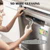 Eine Frau öffnet die Spülmaschine und legt einen Magneten mit der Aufschrift „Dishes are Clean“ auf das Glas.