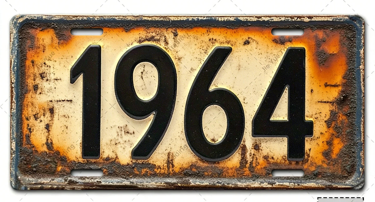 Señal de pared de aluminio vintage con el año 1964 grabado, mostrando signos de envejecimiento y pátina.