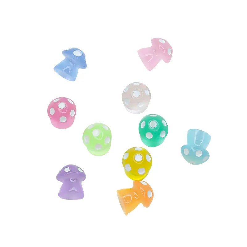Collection de figurines de champignons luminescents phosphorescents dans diverses couleurs pastel comme le rose, le bleu et l