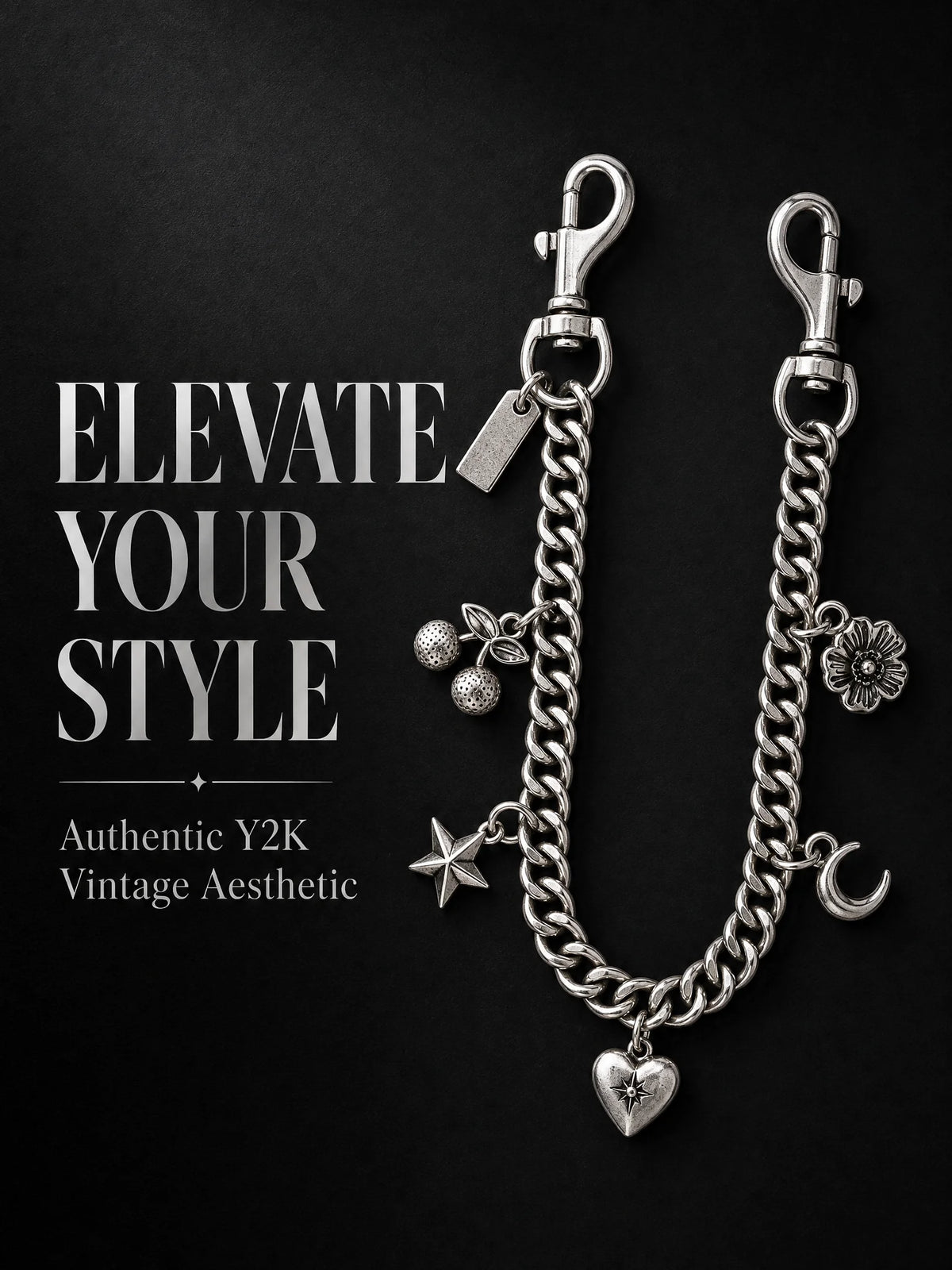 Collier en chaîne argentée avec divers charms : une étiquette, des sphères, une fleur, une étoile et un pendentif en forme de