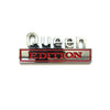 Silbernes Emblem mit der Gravur 'Queen Edition'.