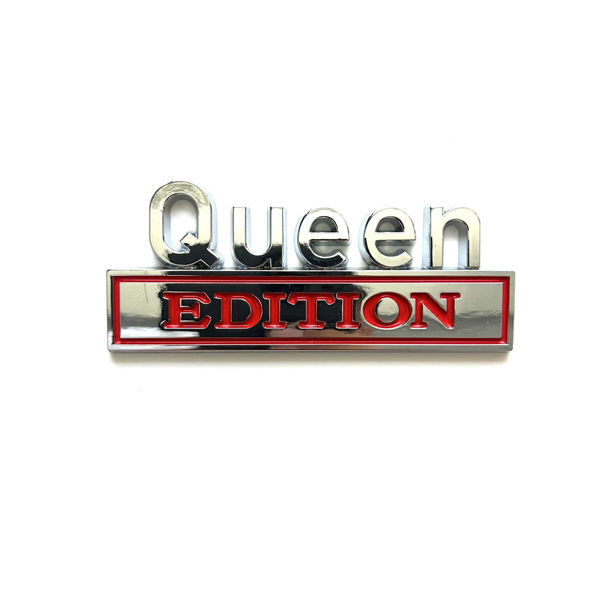 Silbernes Emblem mit der Gravur 'Queen Edition'.