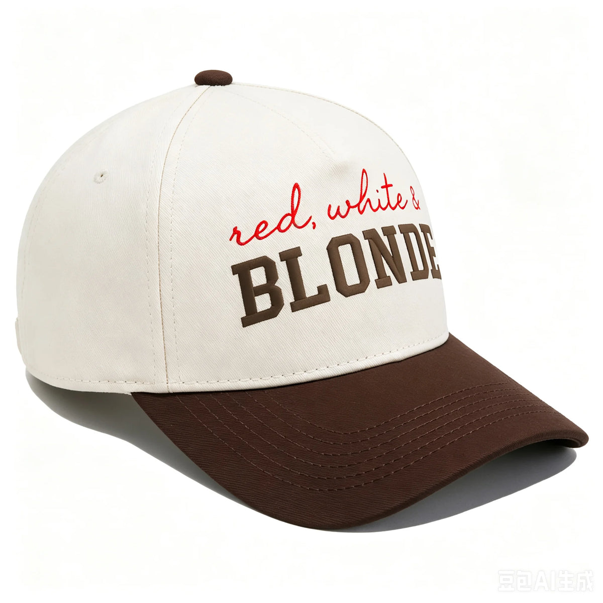 Casquette de baseball blanche avec tissu brun et broderie rouge, blanche et blonde sur le devant.