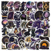 Colección de calcomanías góticas oscuras con calaveras, murciélagos, símbolos místicos y elementos en tonos morado y negro.