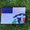 Weißes Banner mit der Flagge der Dominikanischen Republik in Blau- und Rottönen.
