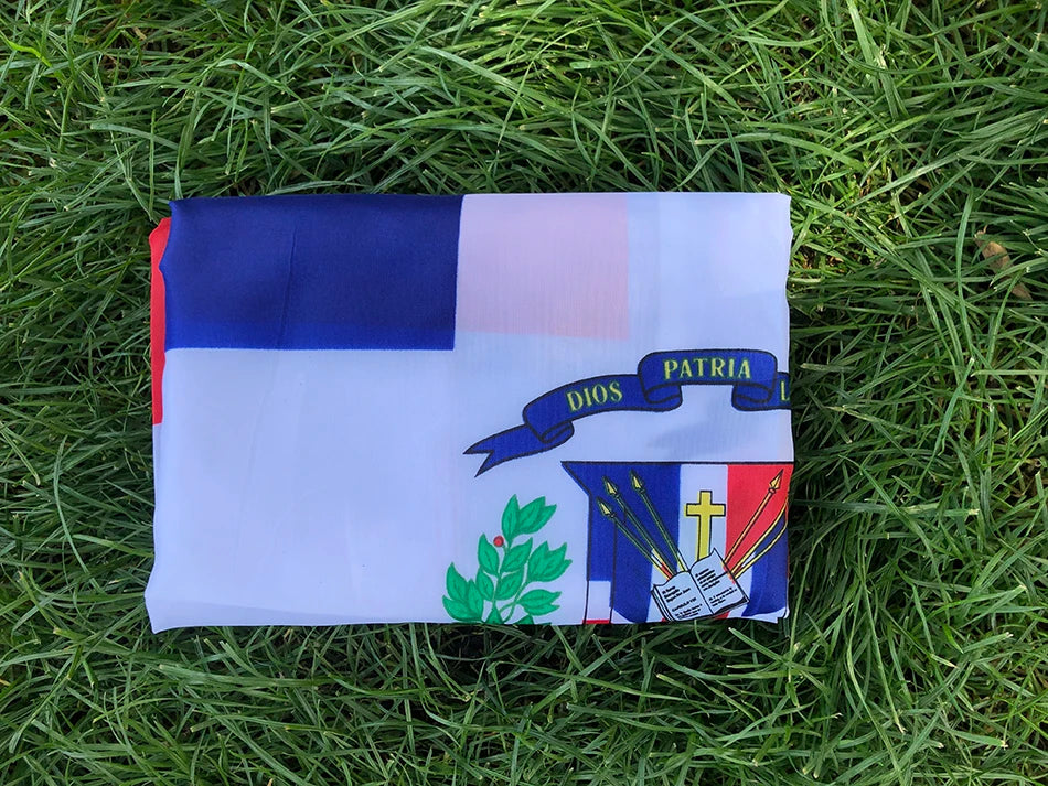Weißes Banner mit der Flagge der Dominikanischen Republik in Blau- und Rottönen.
