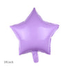 Un seul ballon en feuille violette en forme d'étoile.